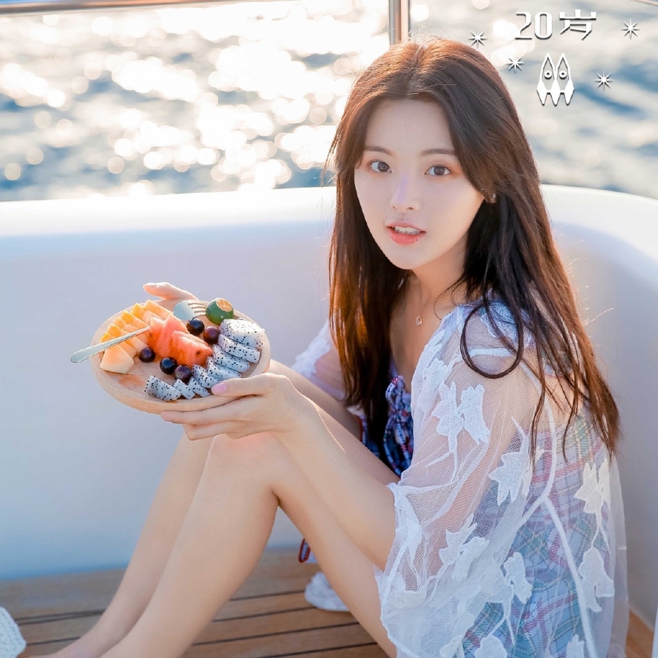 杨超越晒海边写真 格纹裙编织帽度假风满满