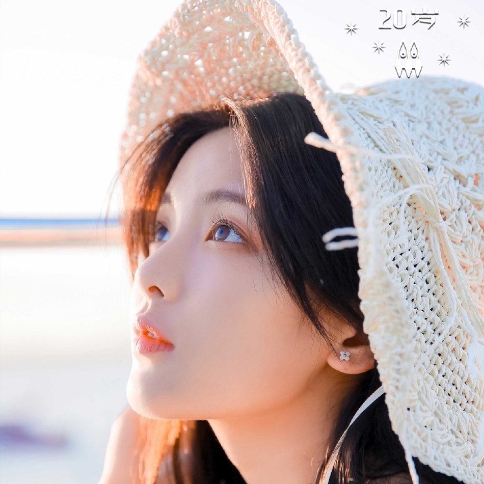 杨超越晒海边写真 格纹裙编织帽度假风满满