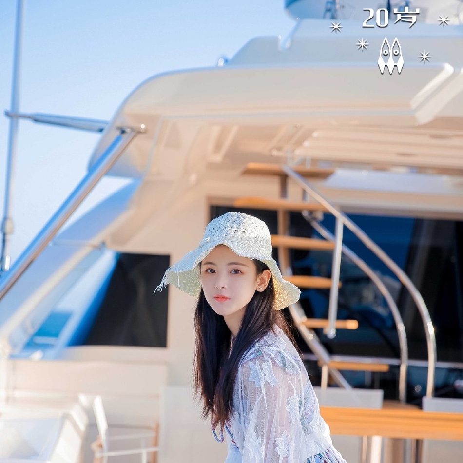 杨超越晒海边写真 格纹裙编织帽度假风满满