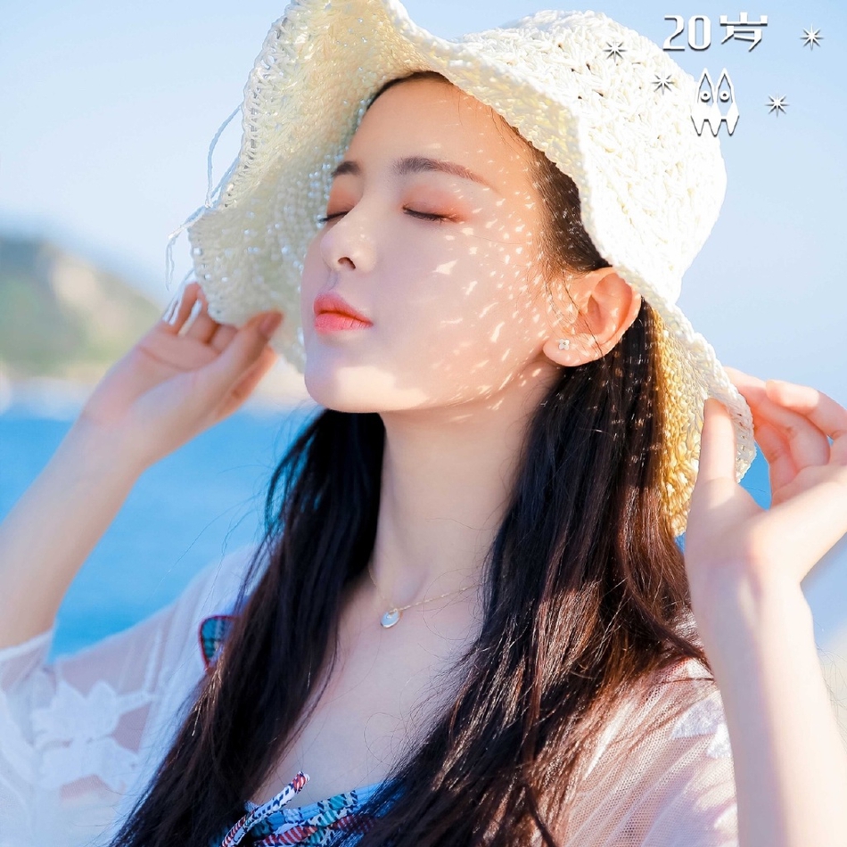 杨超越晒海边写真 格纹裙编织帽度假风满满