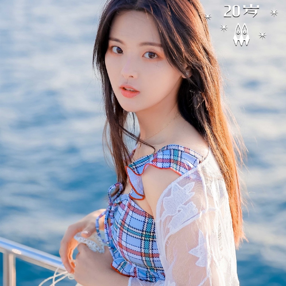 杨超越晒海边写真 格纹裙编织帽度假风满满