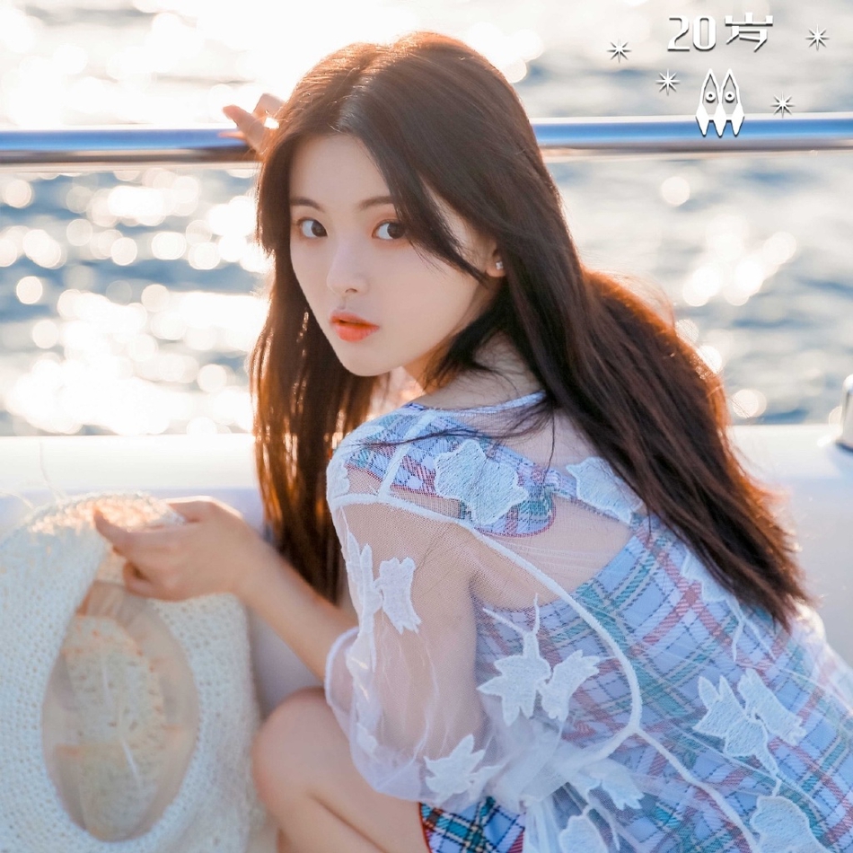 杨超越晒海边写真 格纹裙编织帽度假风满满