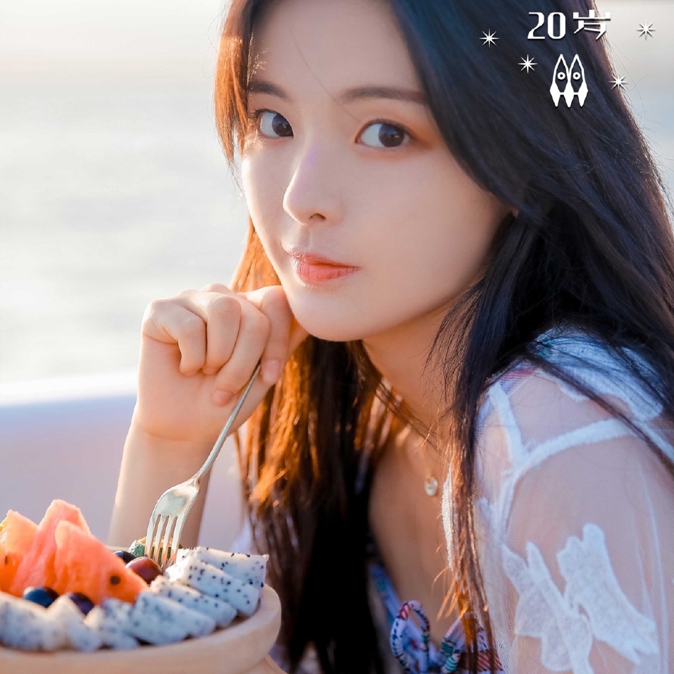 杨超越晒海边写真 格纹裙编织帽度假风满满