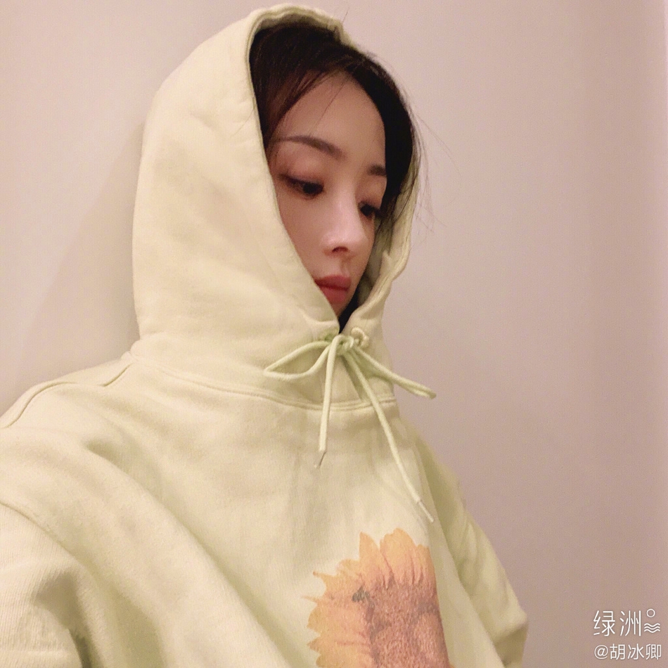 胡冰卿绿洲晒元气自拍 着绿色卫衣俏皮可爱