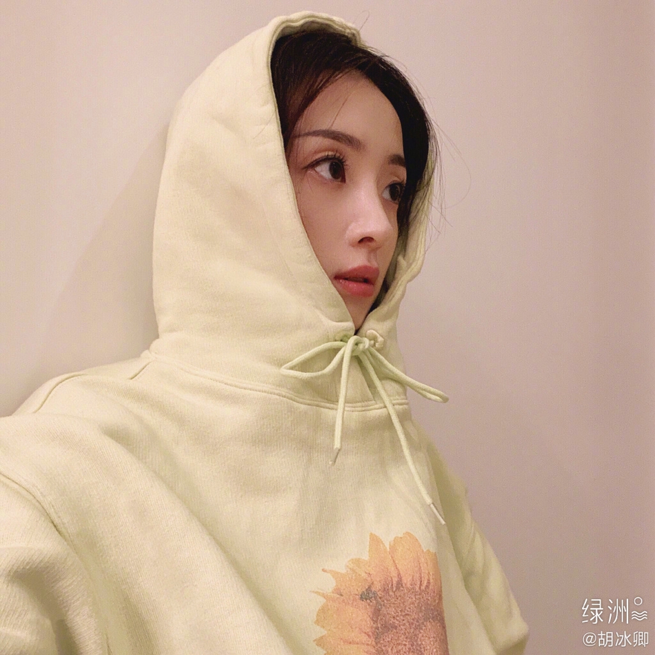 胡冰卿绿洲晒元气自拍 着绿色卫衣俏皮可爱