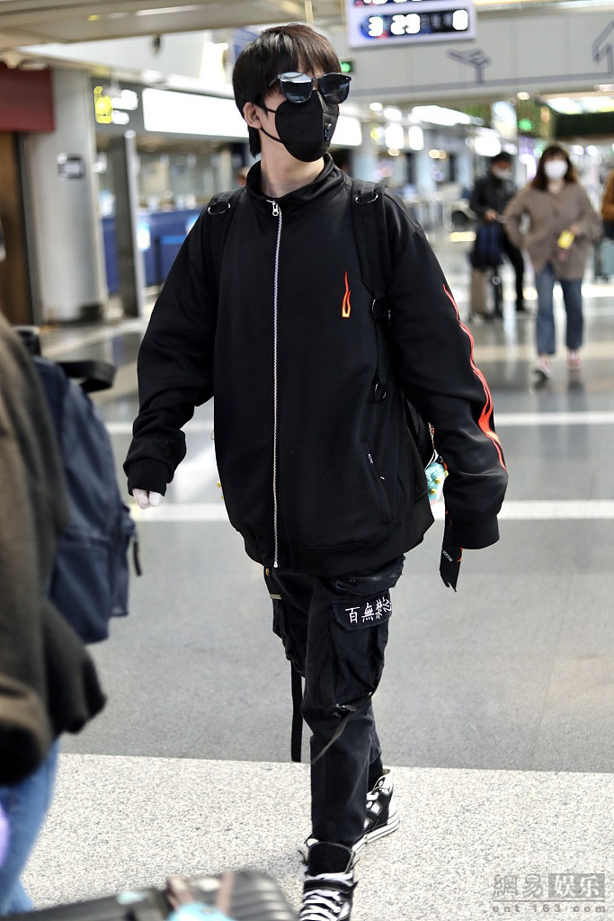 大张伟戴墨镜口罩遮脸 一路快步走低调十足