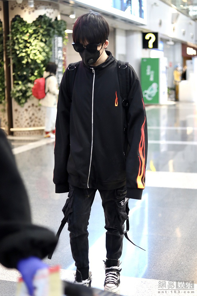 大张伟戴墨镜口罩遮脸 一路快步走低调十足