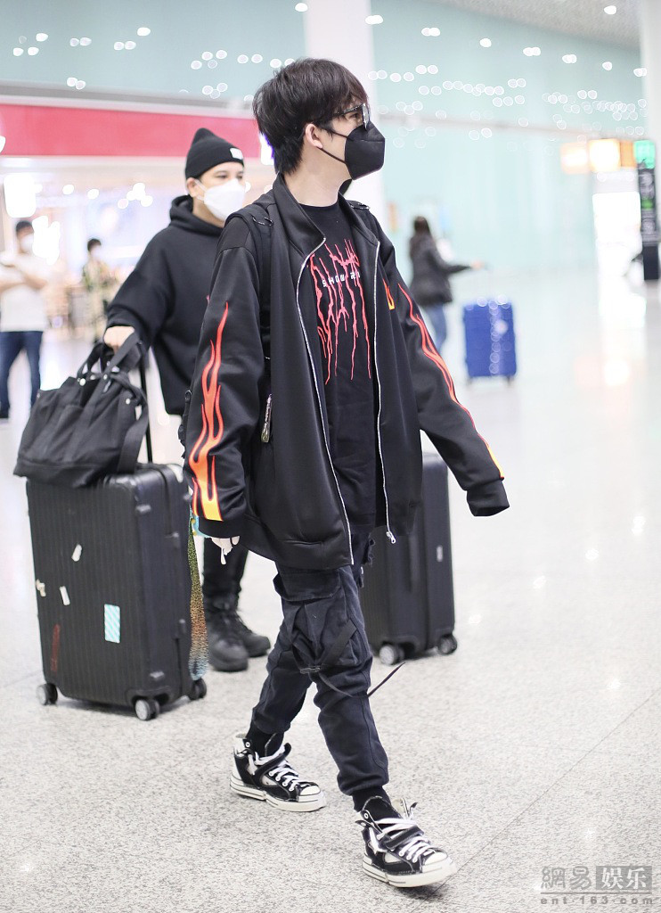 大张伟戴墨镜口罩遮脸 一路快步走低调十足