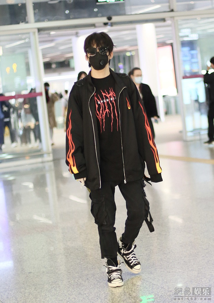 大张伟戴墨镜口罩遮脸 一路快步走低调十足