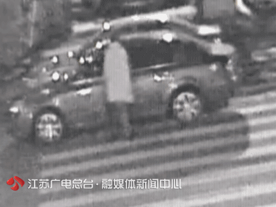 聚餐时老婆催回家，男子气到当街踹了十多辆车！一夜过后……