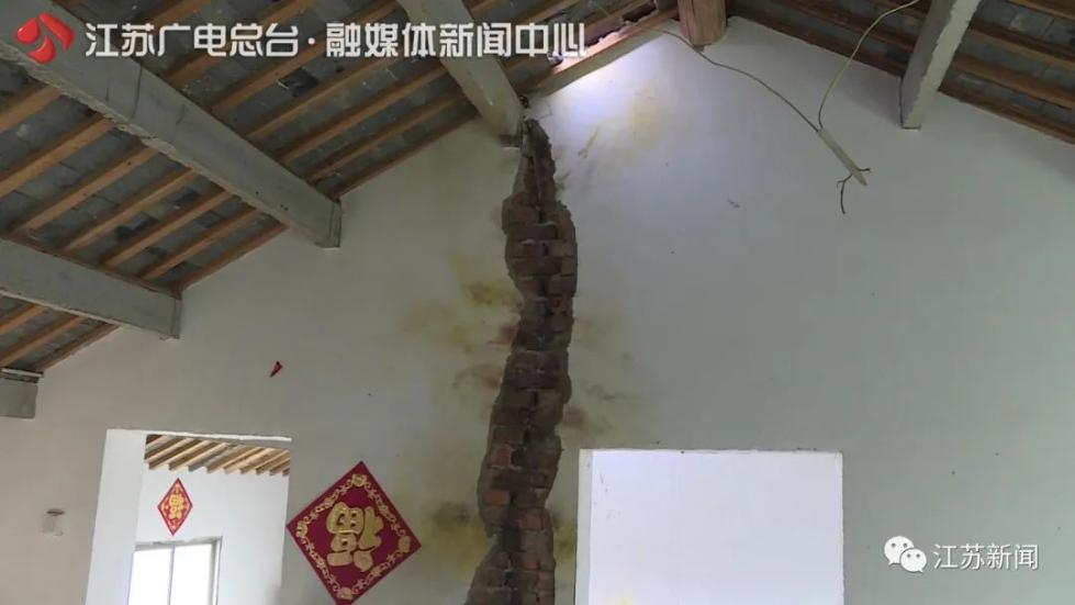 雷雨阵阵往家赶，夫妻俩站在家门口震惊：房子被雷劈了？！