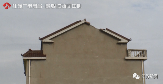 雷雨阵阵往家赶，夫妻俩站在家门口震惊：房子被雷劈了？！