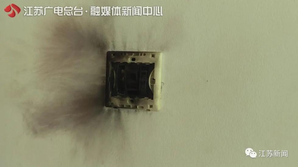 雷雨阵阵往家赶，夫妻俩站在家门口震惊：房子被雷劈了？！