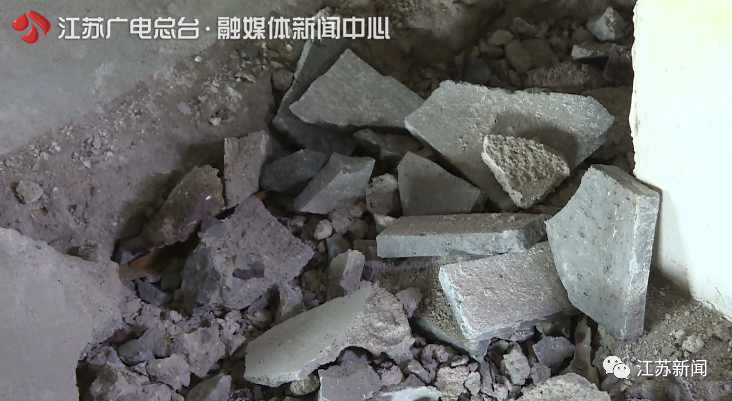 雷雨阵阵往家赶，夫妻俩站在家门口震惊：房子被雷劈了？！