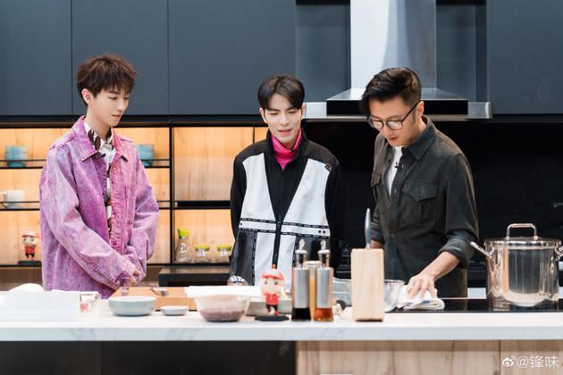 谢霆锋为萧敬腾庆生:最厉害的萧老师 生日别加班