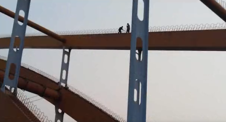 为了拍到这些照片，这两人竟然爬上了高架桥顶