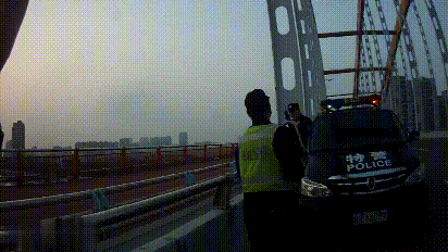 为了拍到这些照片，这两人竟然爬上了高架桥顶