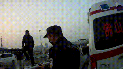 为了拍到这些照片，这两人竟然爬上了高架桥顶