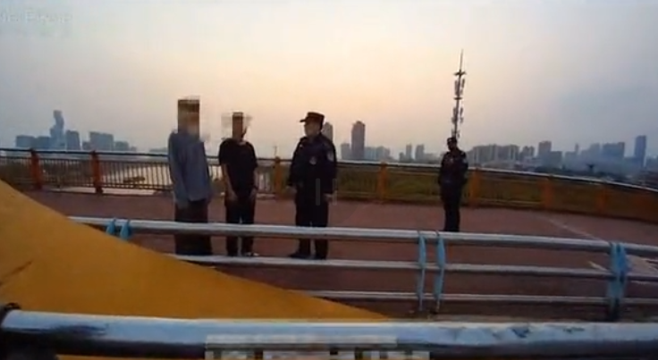 为了拍到这些照片，这两人竟然爬上了高架桥顶