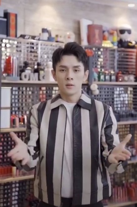 李佳琦为王嘉尔应援跳同款手势舞 抱四只狗狗营业