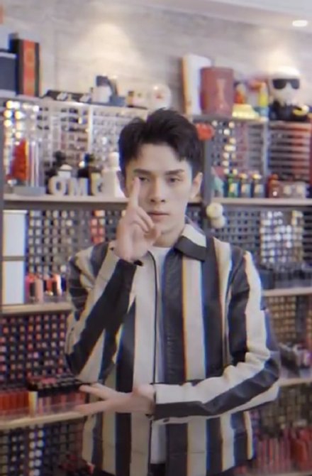 李佳琦为王嘉尔应援跳同款手势舞 抱四只狗狗营业