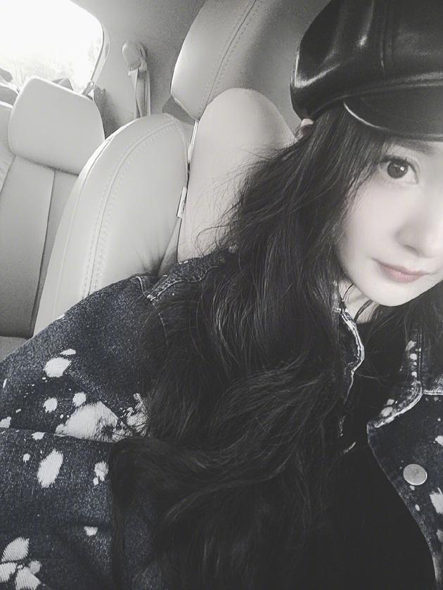 杨幂戴复古贝雷帽自拍 露半脸大眼睛深邃迷人