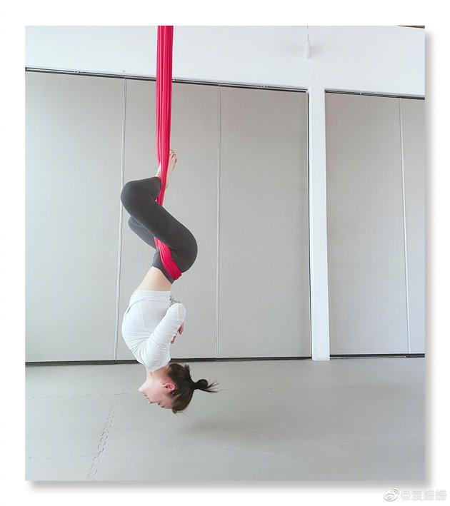 袁姗姗晒高难度瑜伽动作 倒挂大秀性感身材曲线