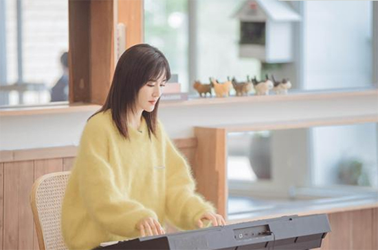 《朋友请听好》谢娜黄色海马毛衣温柔减龄