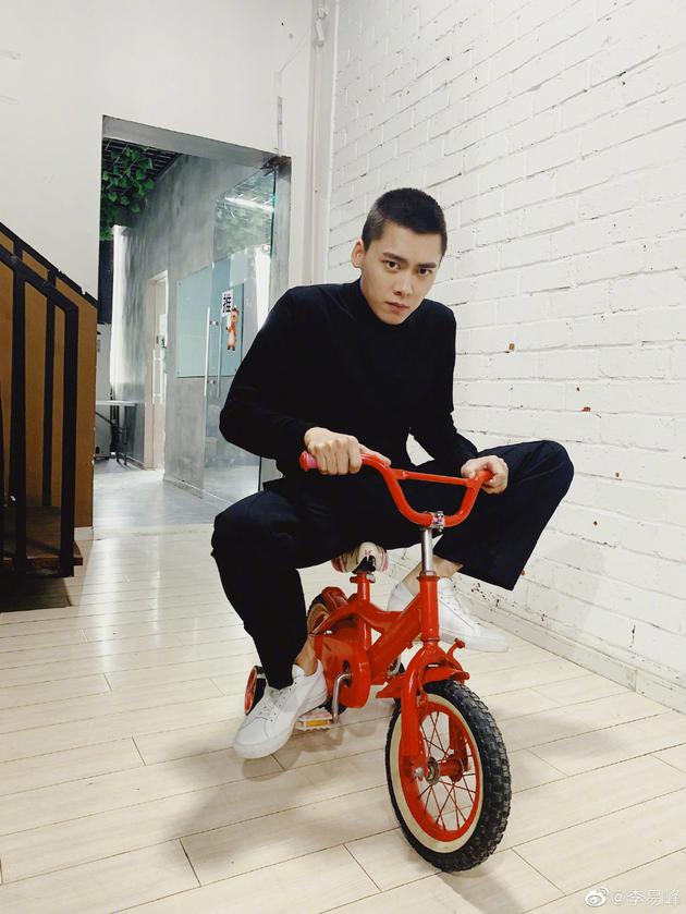 李易峰骑儿童自行车一脸正经 绿洲巡逻童心未泯