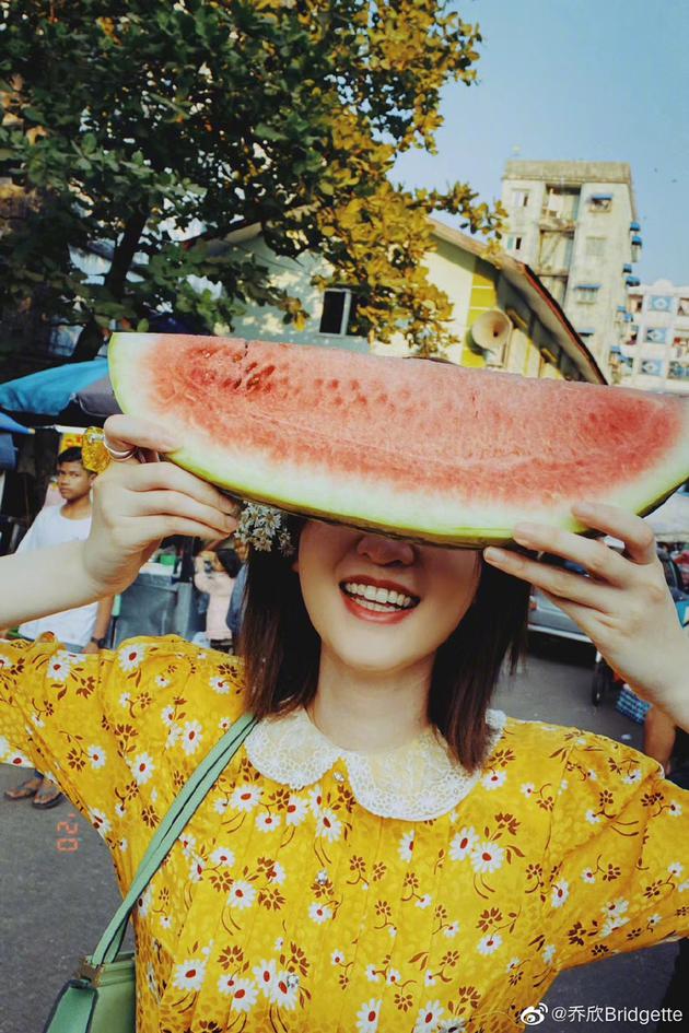 乔欣晒同款照为经纪人庆生 网友：以为官宣恋情