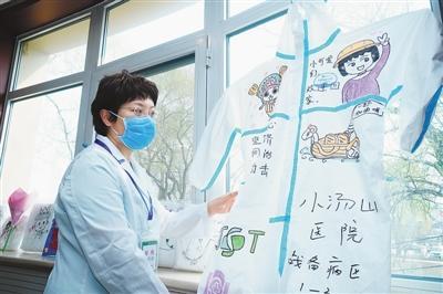 北京小汤山医院首名治愈患者出院