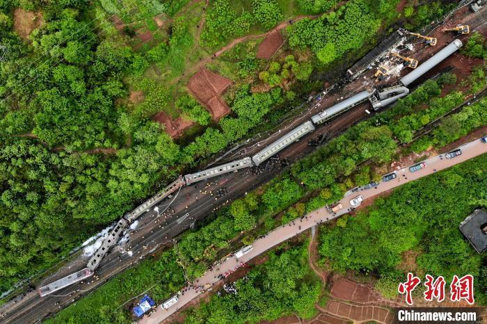 京广铁路火车侧翻现场：附近村民涌进铁道破窗救人