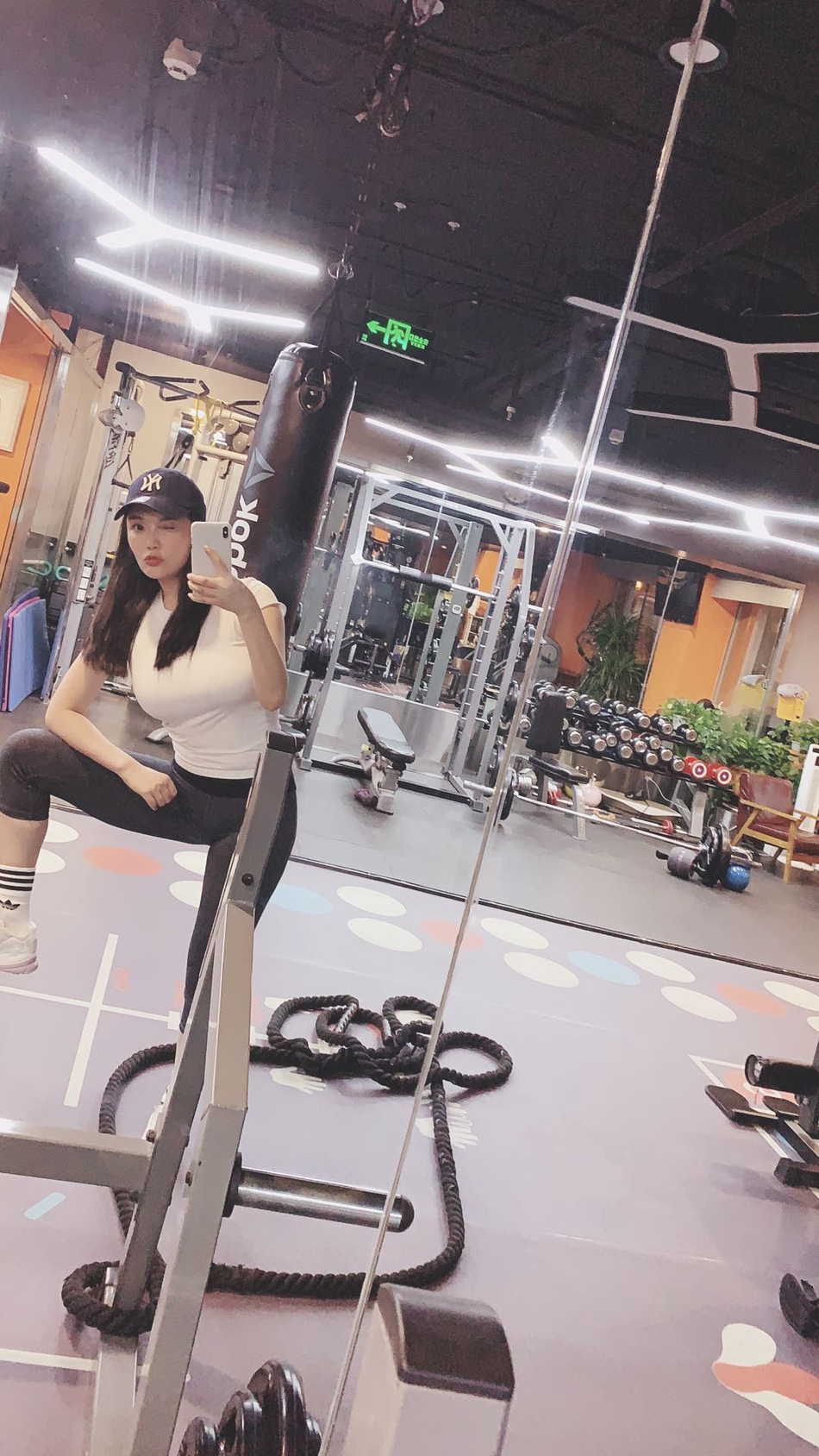 徐冬冬抱大水桶畅快痛饮 蛮腰纤细好身材抢镜十足