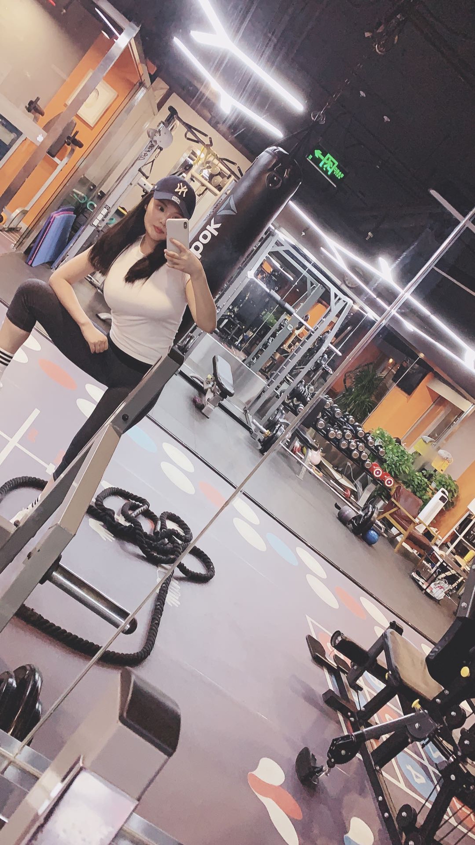 徐冬冬抱大水桶畅快痛饮 蛮腰纤细好身材抢镜十足