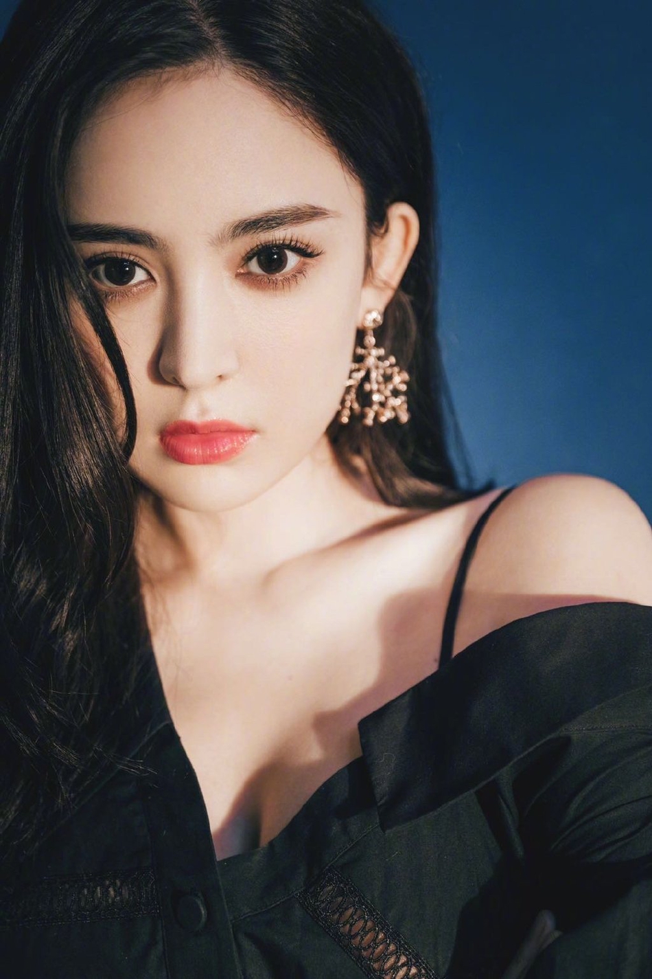 古力娜扎穿黑色露肩裙优雅大方 长发披肩精致动人