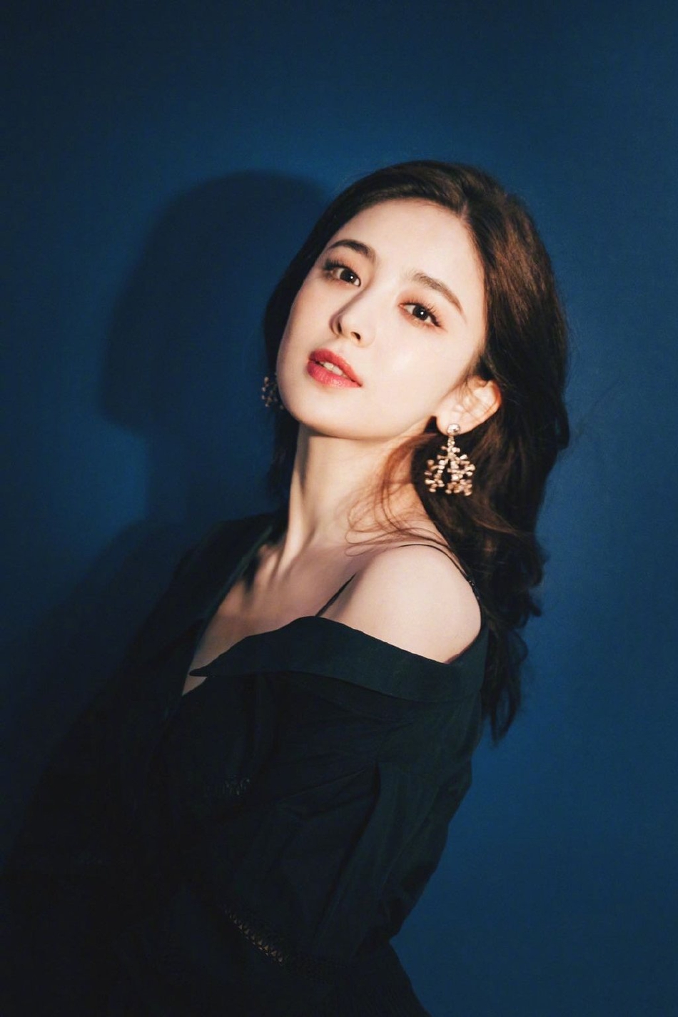 古力娜扎穿黑色露肩裙优雅大方 长发披肩精致动人