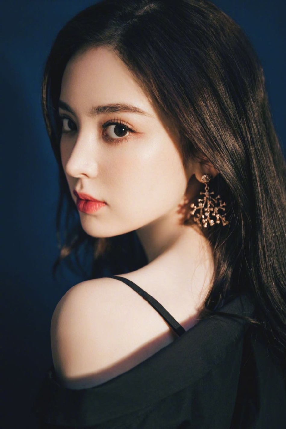 古力娜扎穿黑色露肩裙优雅大方 长发披肩精致动人