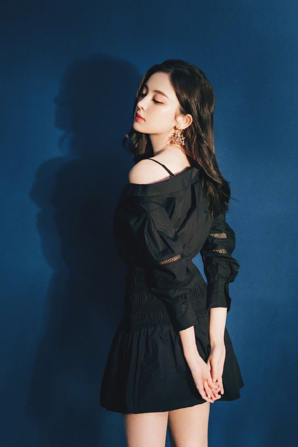 古力娜扎穿黑色露肩裙优雅大方 长发披肩精致动人