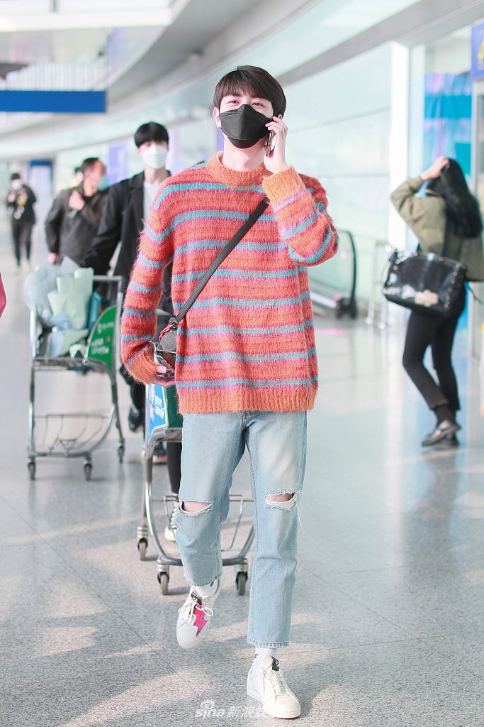 戴景耀示范春日活力穿搭 斜背包包化身帅气校园班草