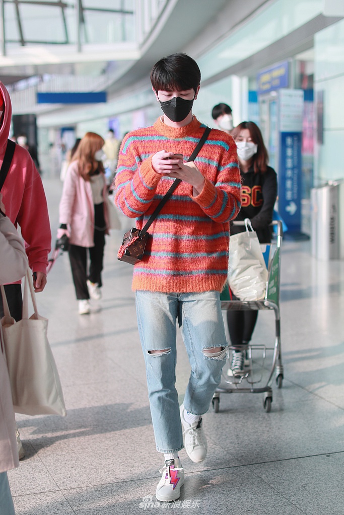 戴景耀示范春日活力穿搭 斜背包包化身帅气校园班草