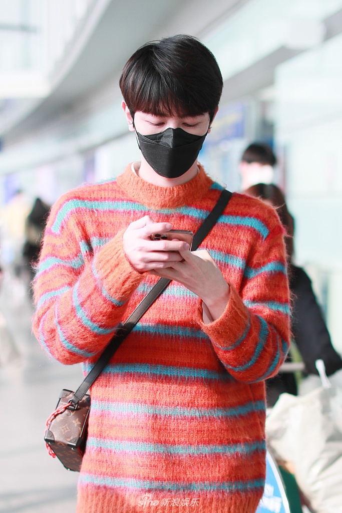 戴景耀示范春日活力穿搭 斜背包包化身帅气校园班草