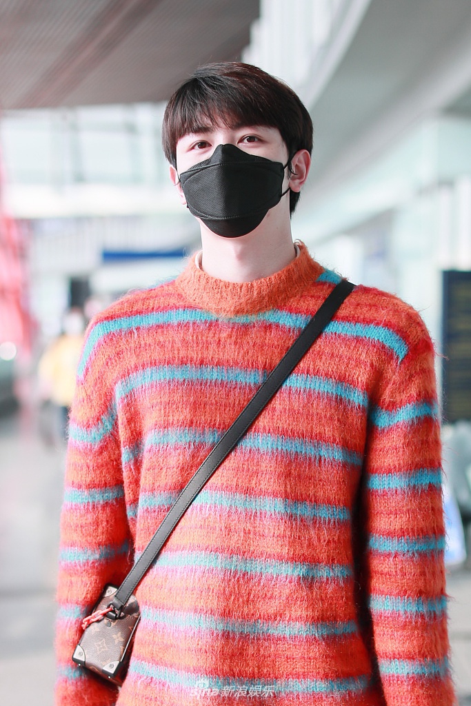 戴景耀示范春日活力穿搭 斜背包包化身帅气校园班草