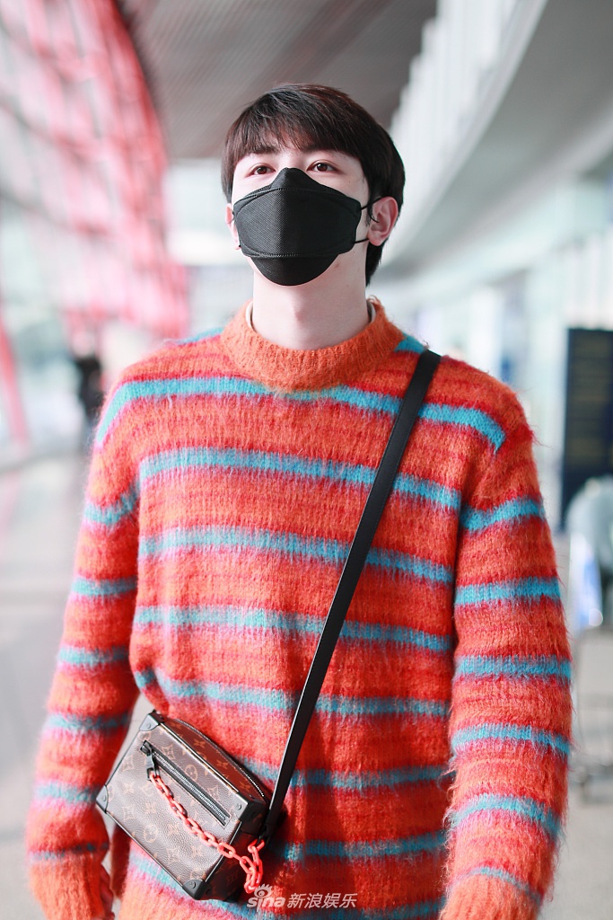 戴景耀示范春日活力穿搭 斜背包包化身帅气校园班草