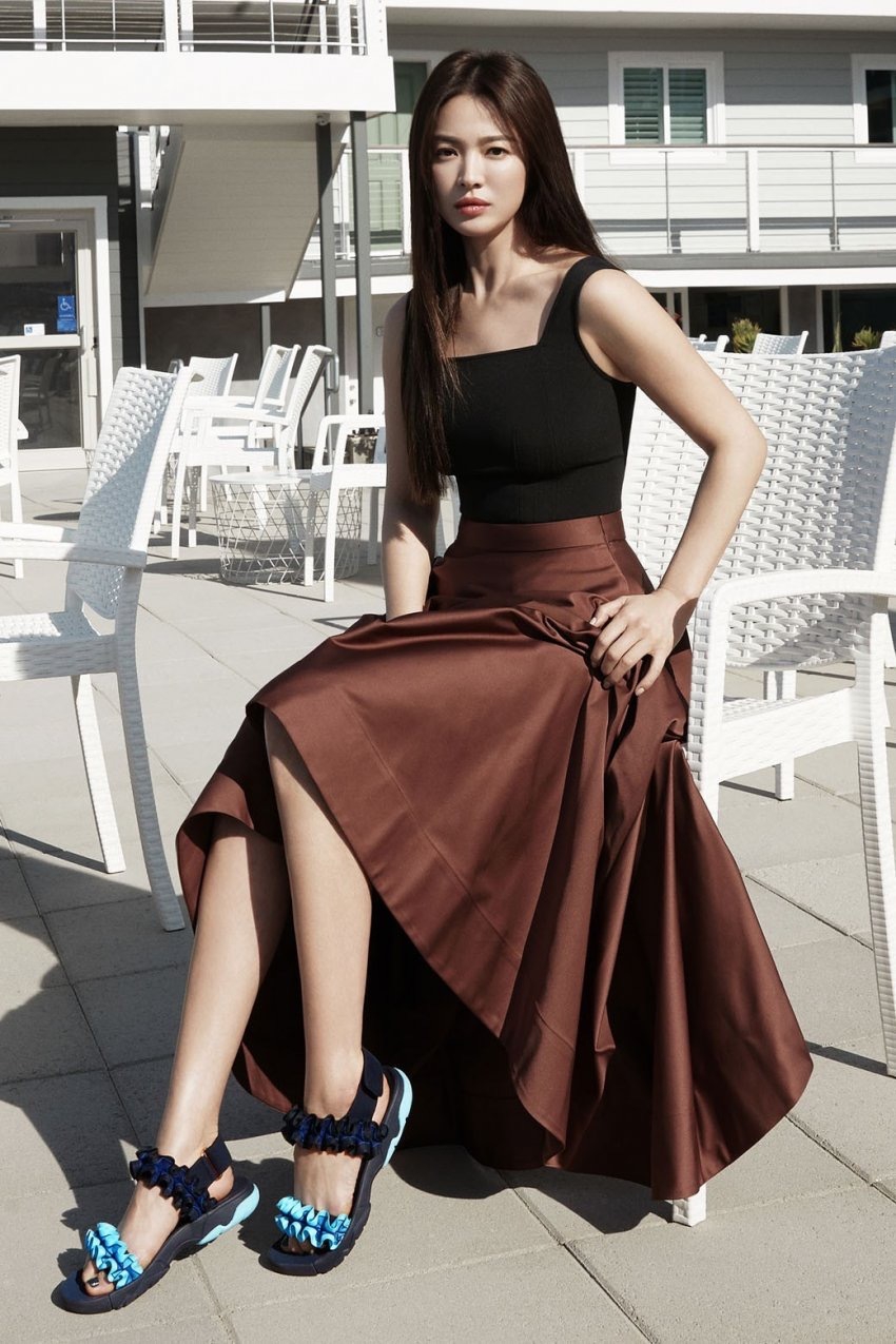 宋慧乔穿吊带裙沐浴阳光 长发披肩清新自然少女感十足