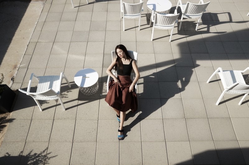 宋慧乔穿吊带裙沐浴阳光 长发披肩清新自然少女感十足