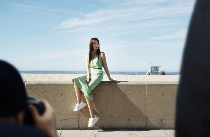 宋慧乔穿吊带裙沐浴阳光 长发披肩清新自然少女感十足