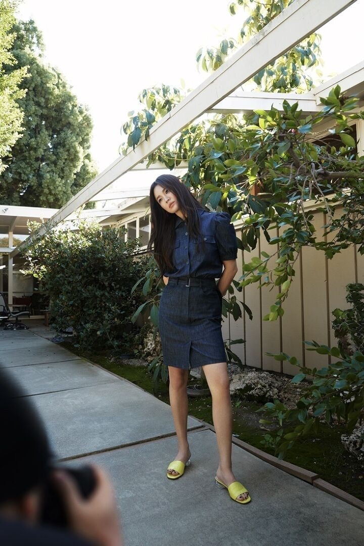 宋慧乔穿吊带裙沐浴阳光 长发披肩清新自然少女感十足