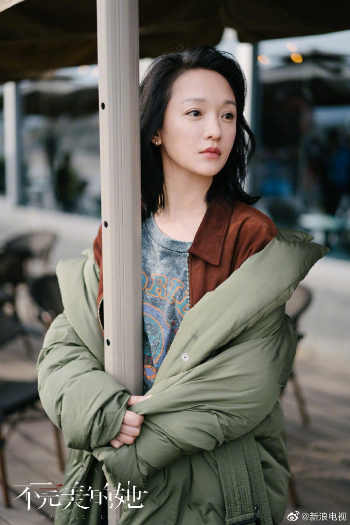 周迅新剧片场花絮照曝光 眉目流转间自带故事感