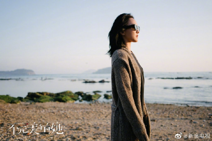 周迅新剧片场花絮照曝光 眉目流转间自带故事感