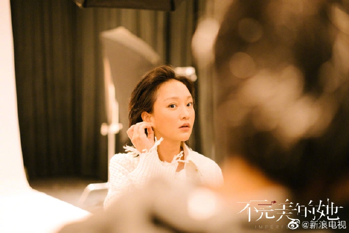 周迅新剧片场花絮照曝光 眉目流转间自带故事感